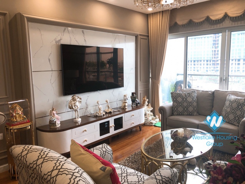 A charming, modern 3 bedroom apartment in Lancaster Building for rent